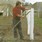 Pose d'un grillage sur poteaux béton