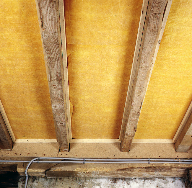Comment isoler la sous-face d'un plancher de rez-de-chaussée en bois ?