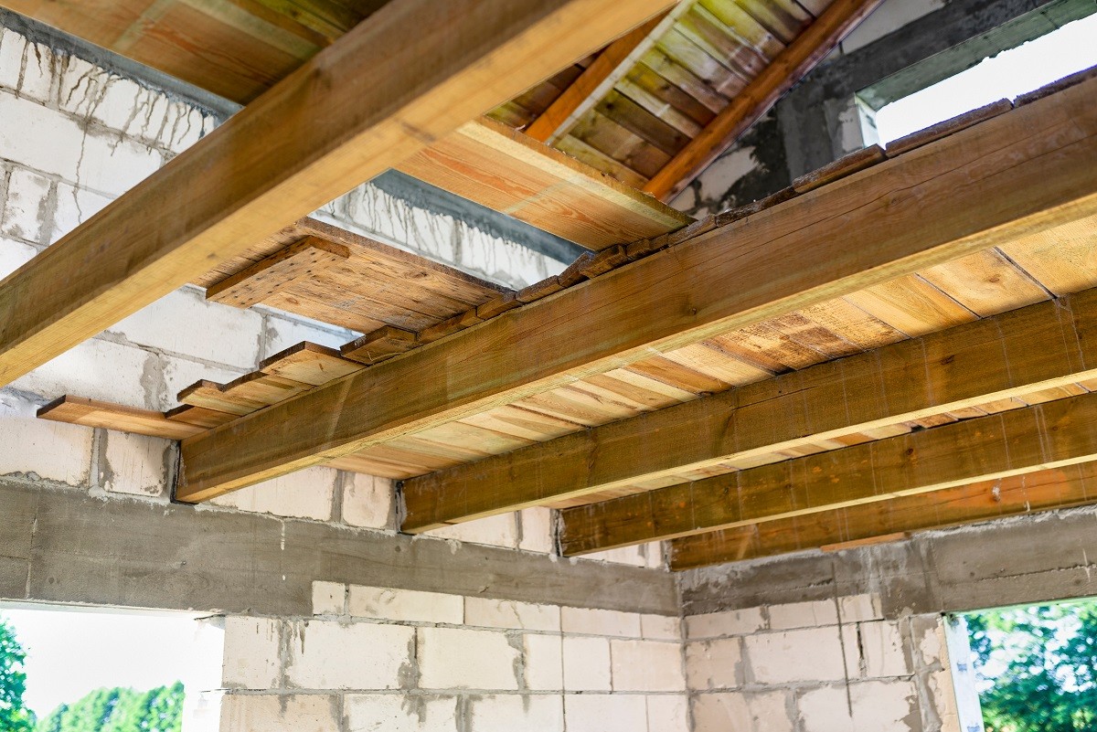 Calculer la dimension des poutres et des solives d'un plancher en bois