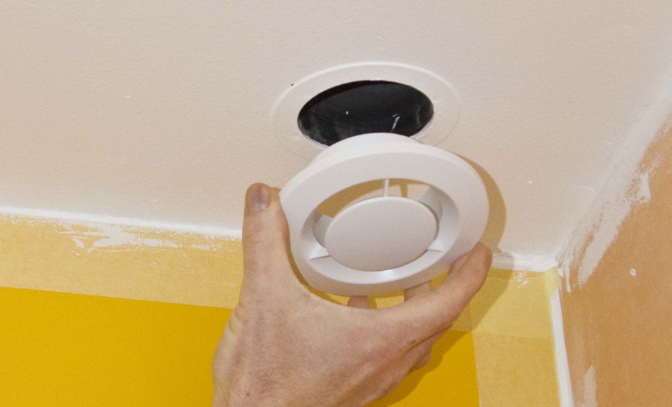 Raccorder une VMC simple flux dans un faux plafond