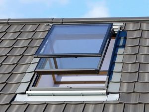 Remplacer un store intérieur de fenêtre de toit Velux