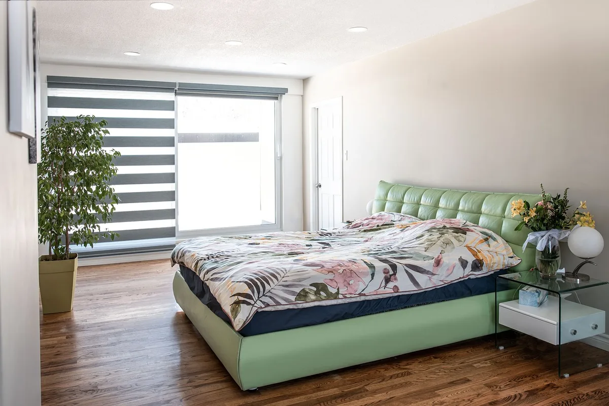 Chambre sombre avec store occultant baissé pour dormir en journée